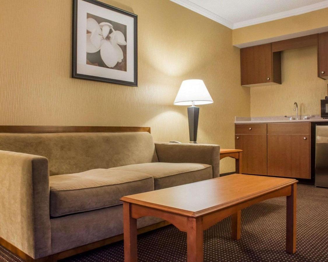 Clarion Hotel & Suites Riverfront Oswego Exteriör bild