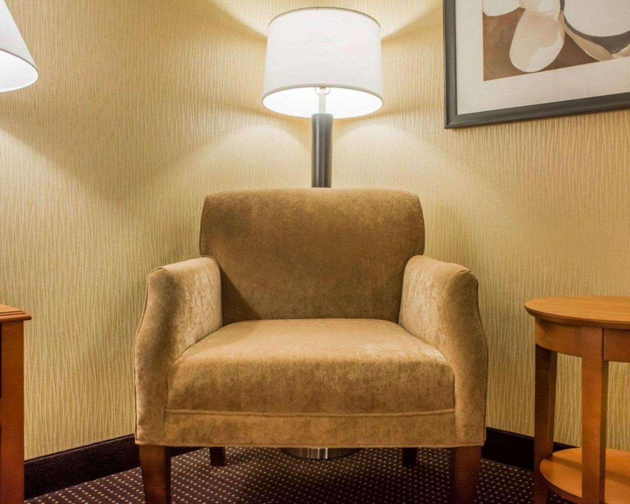 Clarion Hotel & Suites Riverfront Oswego Exteriör bild